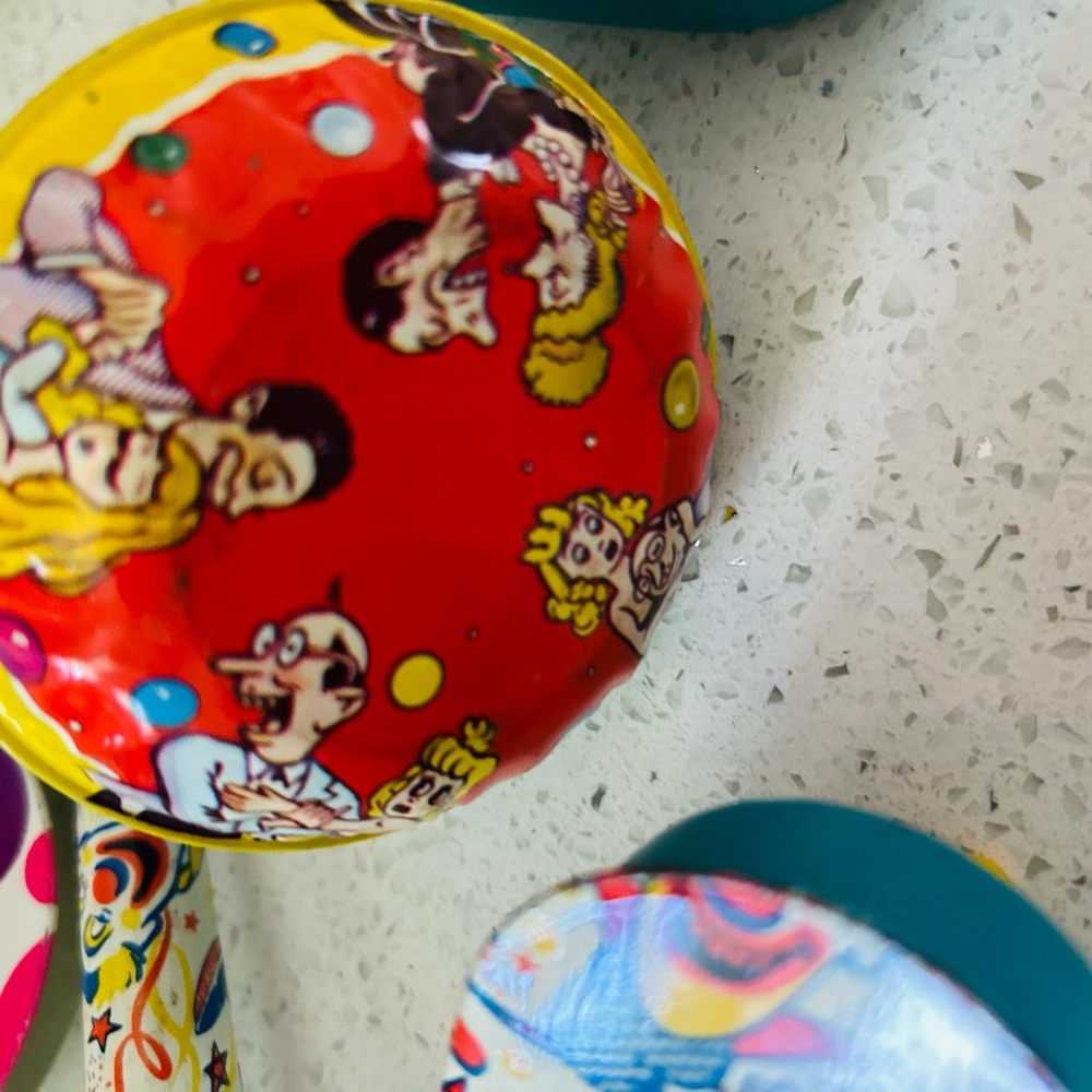 Tin noise makers lot of ten. - Picture 3 of 16